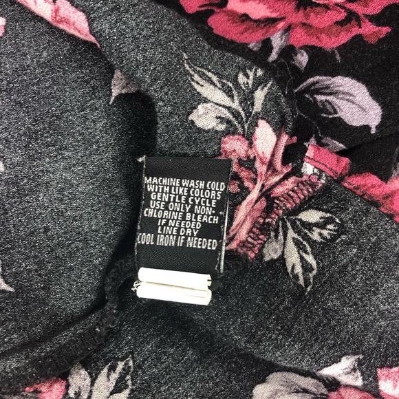 Torrid Rose Floral Print Cross Font Top 4x - Picture 6 of 7